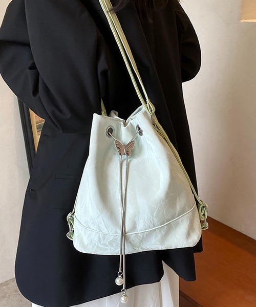 TONE SELECT GOODS(トーンセレクトグッズ)の「urbanfemine./2way バタフライショルダーバッグ・リュック U7482(ショルダーバッグ・レディース・ホワイト/ブラック/シルバー/グリーン・FREE)」の1枚目の写真