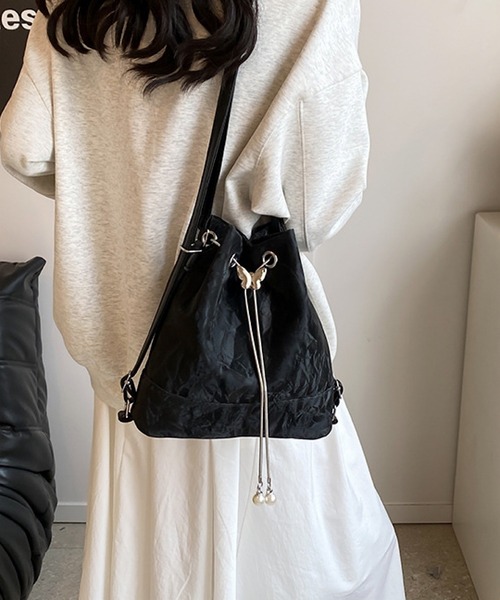 TONE SELECT GOODS(トーンセレクトグッズ)の「urbanfemine./2way バタフライショルダーバッグ・リュック U7482(ショルダーバッグ・レディース・ホワイト/ブラック/シルバー/グリーン・FREE)」の7枚目の写真