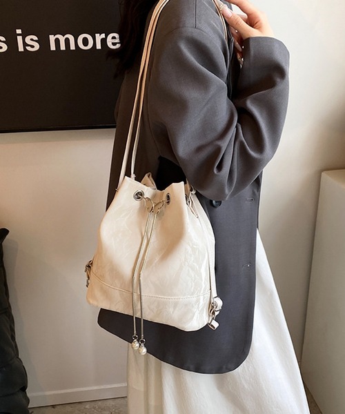 TONE SELECT GOODS(トーンセレクトグッズ)の「urbanfemine./2way バタフライショルダーバッグ・リュック U7482(ショルダーバッグ・レディース・ホワイト/ブラック/シルバー/グリーン・FREE)」の9枚目の写真