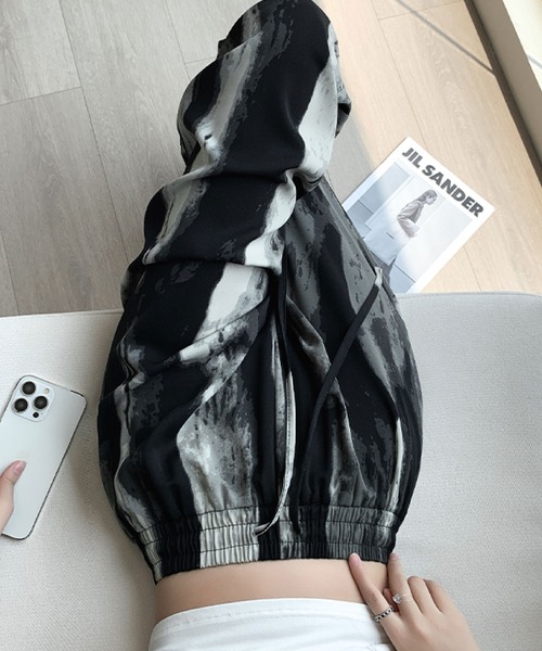 2ly2(トゥーリートゥー)の「モノトーン柄で洗練感UP!!涼しげアート柄ストレートワイドパンツ(その他パンツ・レディース・A/B・FREE)」の17枚目の写真