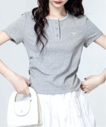 COMON＋（コモンプラス）の「首元フリル＆リボン刺繍 ボタンヘンリーネックカットソー（Tシャツ/カットソー）」