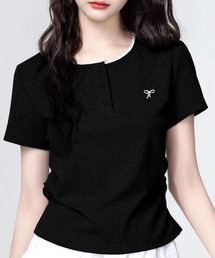 COMON＋（コモンプラス）の「首元フリル＆リボン刺繍 ボタンヘンリーネックカットソー（Tシャツ/カットソー）」