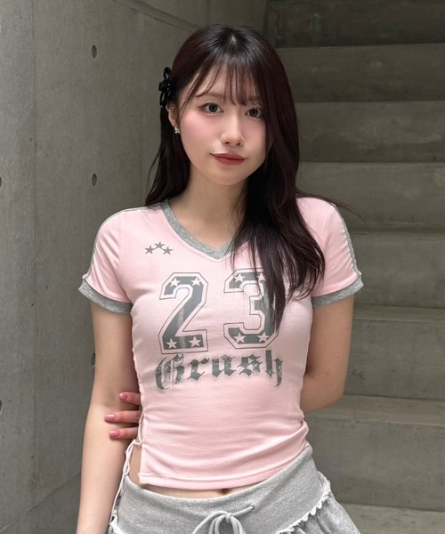 Lae(レイ)の「VネックナンバリングTシャツ(Tシャツ/カットソー・レディース・ピンク・SMALL/MEDIUM/LARGE)」の2枚目の写真