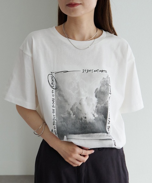 PUAL CE CIN(ピュアルセシン)の「機能素材フォトプリントTシャツ(Tシャツ/カットソー・レディース・ホワイト/グレー/オフホワイト/キャメル・FREE)」の3枚目の写真