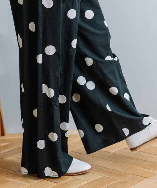 POU DOU DOU（プードゥドゥ）の「ランダムドットタックパンツ（その他パンツ・レディース・ブラック/ダークグレー・M）」の14枚目の写真