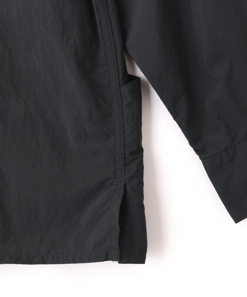 MARGARET HOWELL(マーガレットハウエル)の「RECYCLE NYLON LIGHT POPLIN Ⅰ(Tシャツ/カットソー・メンズ・オリーブ/チャコール・LARGE/X-LARGE/MEDIUM)」の7枚目の写真