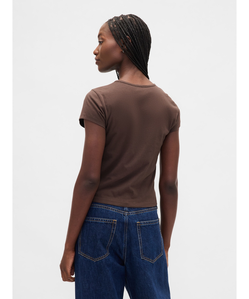 GAP(ギャップ)の「コットンジャージー クロップド GAPロゴTシャツ(Tシャツ/カットソー・レディース・ブラウン/グリーン/ワイン/ブラック・XS/L/M/S/XL/XXS)」の8枚目の写真
