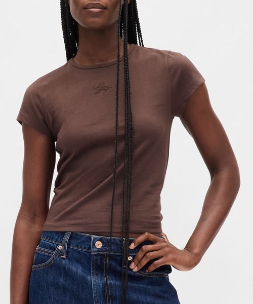 GAP(ギャップ)の「コットンジャージー クロップド GAPロゴTシャツ(Tシャツ/カットソー・レディース・ブラウン/グリーン/ワイン/ブラック・XS/L/M/S/XL/XXS)」の3枚目の写真