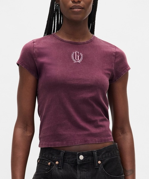 GAP(ギャップ)の「コットンジャージー クロップド GAPロゴTシャツ(Tシャツ/カットソー・レディース・ブラウン/グリーン/ワイン/ブラック・XS/L/M/S/XL/XXS)」の1枚目の写真
