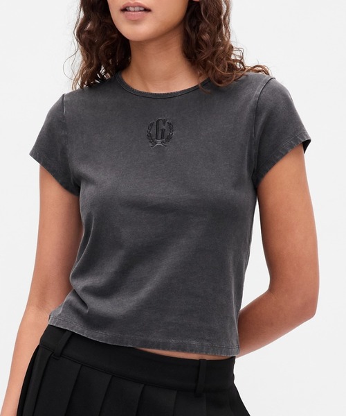 GAP(ギャップ)の「コットンジャージー クロップド GAPロゴTシャツ(Tシャツ/カットソー・レディース・ブラウン/グリーン/ワイン/ブラック・XS/L/M/S/XL/XXS)」の2枚目の写真