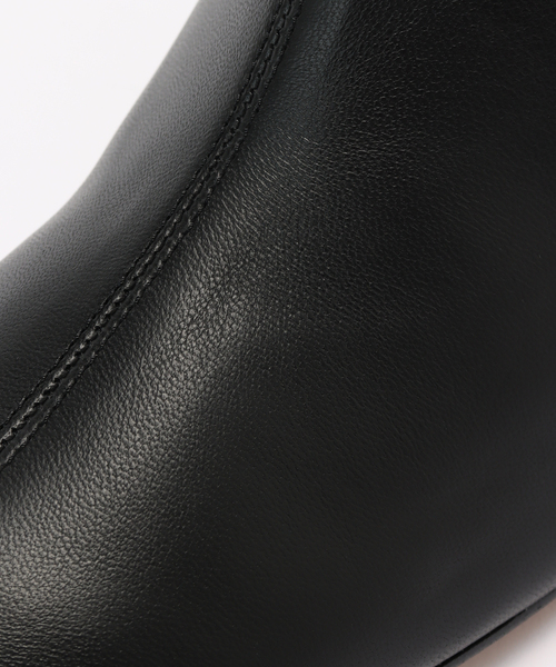 La TOTALITE（ラトータリテ）の「ANNISE./アニス シープスキン ショートブーツ（ブーツ・レディース・ブラック/チャコールグレー・38/37/36）」の7枚目の写真