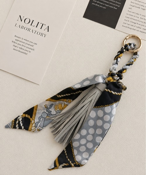 NOLITA LABORATORY(ノリータラボラトリー)の「【 NOLITA / ノリータ 】 スカーフ付きタッセル バッグチャーム(チャーム・レディース・グレー/レッド/ピンク/グリーン・FREE)」の2枚目の写真