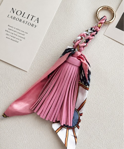 NOLITA LABORATORY(ノリータラボラトリー)の「【 NOLITA / ノリータ 】 スカーフ付きタッセル バッグチャーム(チャーム・レディース・グレー/レッド/ピンク/グリーン・FREE)」の4枚目の写真