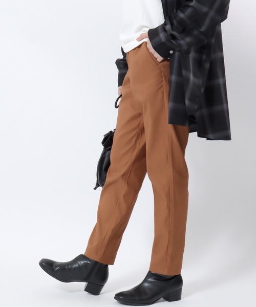 Salong hameu（サロン ハミュー）の「裏起毛ストレッチ テーパードシルエットパンツ/カラーイージーパンツ レディース（チノパンツ・レディース・グレイッシュベージュ/レンガ/ブラック/マスタード/ベージュ/ブルー/チャコールグレー/カーキ・LL/L/M）」の8枚目の写真