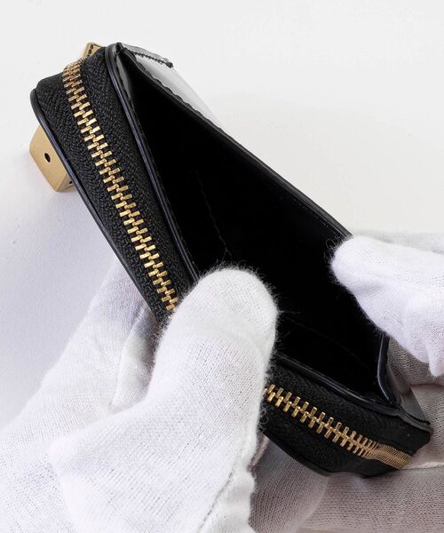 エッセンシャル スモール ジップ アラウンド ウォレット・チャーム
