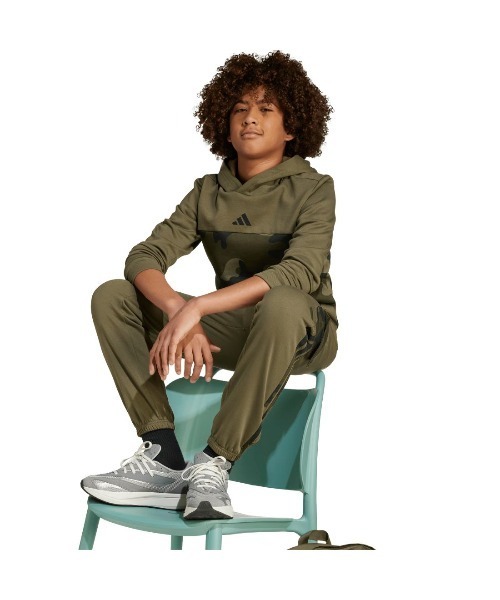 adidas(アディダス)の「アディダス adidas シーズナル エッセンシャルズ カモ フリースパーカー(パーカー・キッズ・オリーブ/ブラック・130cm/140cm/150cm/160cm)」の5枚目の写真