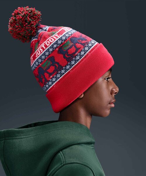 NIKE（ナイキ）の「ナイキ ピーク ビッグキッズ スタンダード カフ ビーニー / Nike Peak Big Kids' Standard Cuff Beanie HV7025-633 University Red（ニットキャップ/ビーニー・キッズ・レッド・ONE SIZE）」の2枚目の写真