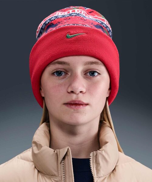 NIKE（ナイキ）の「ナイキ ピーク ビッグキッズ スタンダード カフ ビーニー / Nike Peak Big Kids' Standard Cuff Beanie HV7025-633 University Red（ニットキャップ/ビーニー・キッズ・レッド・ONE SIZE）」の3枚目の写真