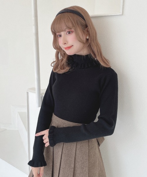 F i.n.t(フィント)の「釦付きフリルリブタートル(ニット/セーター・レディース・ブラック/オフホワイト/チェリーレッド/グリーン・FREE)」の2枚目の写真