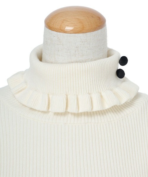 F i.n.t(フィント)の「釦付きフリルリブタートル(ニット/セーター・レディース・ブラック/オフホワイト/チェリーレッド/グリーン・FREE)」の7枚目の写真
