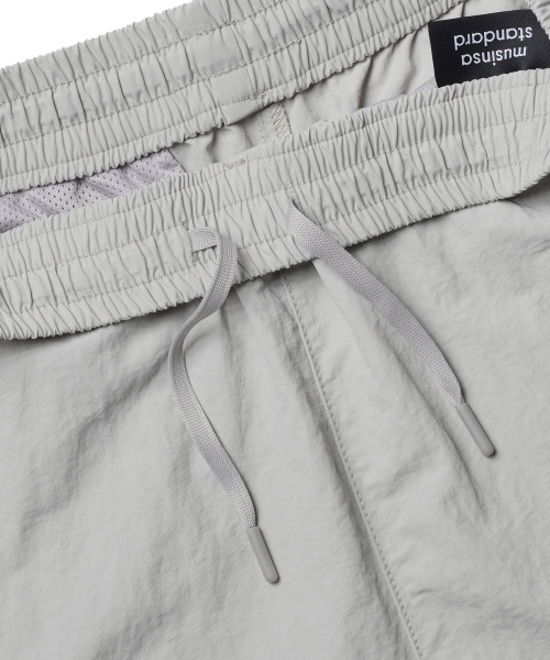 MUSINSA STANDARD WOMAN（ムシンサスタンダードウーマン）の「ウィメンズナイロンバンディングショーツ[アッシュグレー]（その他パンツ・レディース・その他・30/24/26/28）」の5枚目の写真