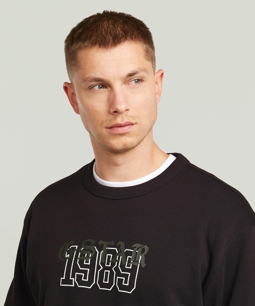 G-STAR(ジースター)の「1989 Graphic Sweater/グラフィックロゴスウェット/トレーナー(スウェット・メンズ・グレー/ダークブラック・LARGE/X-LARGE/MEDIUM/SMALL/X-SMALL)」の4枚目の写真