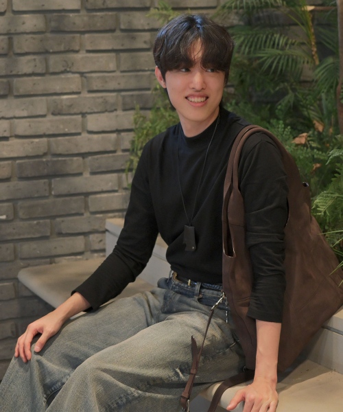 AWESOME STUDIO（オーサムスタジオ）の「モックネックボーイクロップフィット長袖Tシャツバーガンディ（Tシャツ/カットソー・レディース・バーガンディー・MEDIUM/LARGE/X-LARGE）」の7枚目の写真