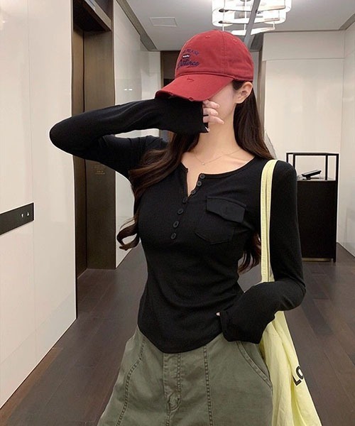 gossip!ロサンゼルス(ゴシップロサンゼルス)の「ヘンリーネック 前ボタン 胸ポケット カーブヘム ロングスリーブ T シャツ レディース スリムフィット 3色展開(Tシャツ/カットソー・レディース・グレー/ブラック/ホワイト・M)」の1枚目の写真
