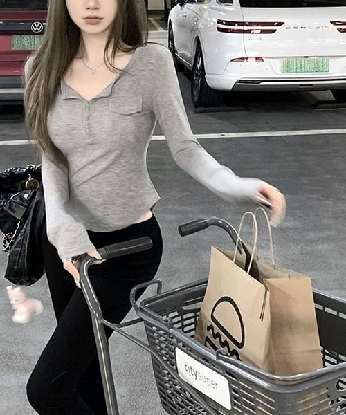 gossip!ロサンゼルス(ゴシップロサンゼルス)の「ヘンリーネック 前ボタン 胸ポケット カーブヘム ロングスリーブ T シャツ レディース スリムフィット 3色展開(Tシャツ/カットソー・レディース・グレー/ブラック/ホワイト・M)」の4枚目の写真