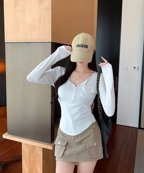 gossip!ロサンゼルス(ゴシップロサンゼルス)の「ヘンリーネック 前ボタン 胸ポケット カーブヘム ロングスリーブ T シャツ レディース スリムフィット 3色展開(Tシャツ/カットソー・レディース・グレー/ブラック/ホワイト・M)」の19枚目の写真