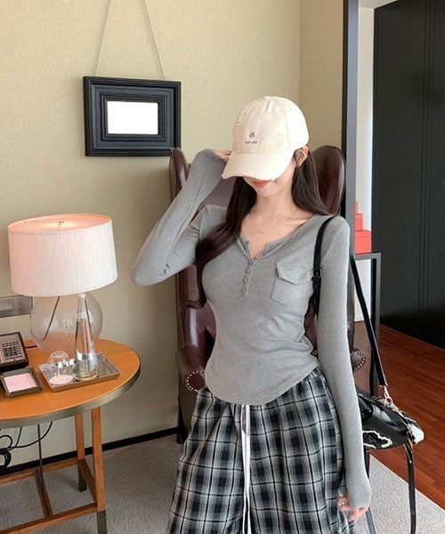 gossip!ロサンゼルス(ゴシップロサンゼルス)の「ヘンリーネック 前ボタン 胸ポケット カーブヘム ロングスリーブ T シャツ レディース スリムフィット 3色展開(Tシャツ/カットソー・レディース・グレー/ブラック/ホワイト・M)」の8枚目の写真
