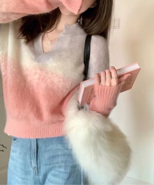 CHUL（チュル）の「ふわふわグラデーションニット／Vネック／フェミニンカラー（ニット/セーター・レディース・ピンク・X-SMALL/SMALL/MEDIUM）」の3枚目の写真