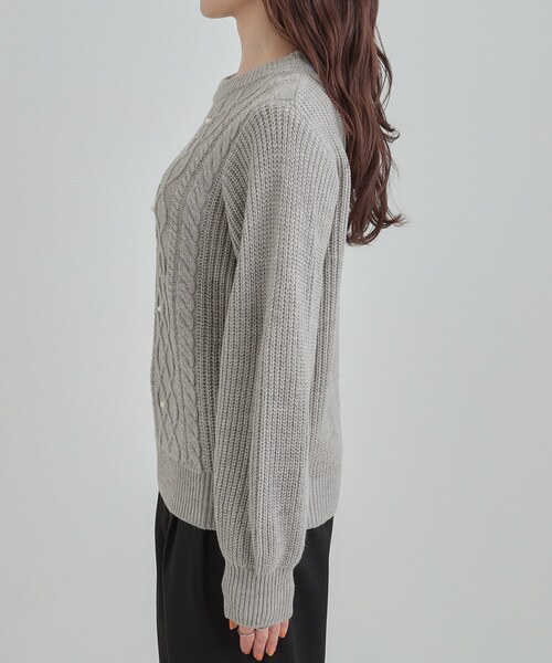 DRESKIP（ドレスキップ）の「【洗濯機可/S-LL】フェイクパールで上品見え ケーブルニット（ニット/セーター・レディース・ブラウン系/ブルー系その他/グレー・04/03/02/01）」の4枚目の写真