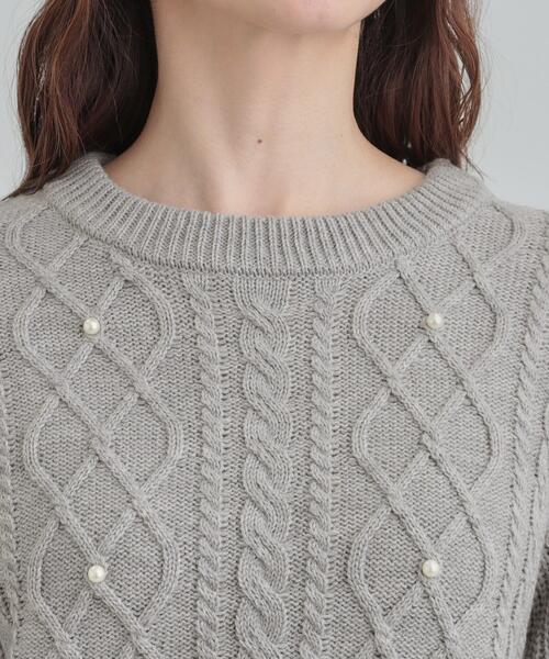DRESKIP（ドレスキップ）の「【洗濯機可/S-LL】フェイクパールで上品見え ケーブルニット（ニット/セーター・レディース・ブラウン系/ブルー系その他/グレー・04/03/02/01）」の6枚目の写真