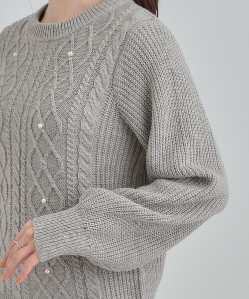 DRESKIP（ドレスキップ）の「【洗濯機可/S-LL】フェイクパールで上品見え ケーブルニット（ニット/セーター・レディース・ブラウン系/ブルー系その他/グレー・04/03/02/01）」の7枚目の写真