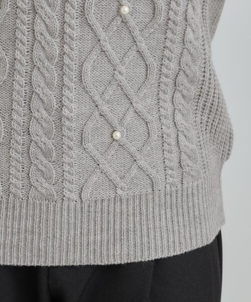 DRESKIP（ドレスキップ）の「【洗濯機可/S-LL】フェイクパールで上品見え ケーブルニット（ニット/セーター・レディース・ブラウン系/ブルー系その他/グレー・04/03/02/01）」の8枚目の写真