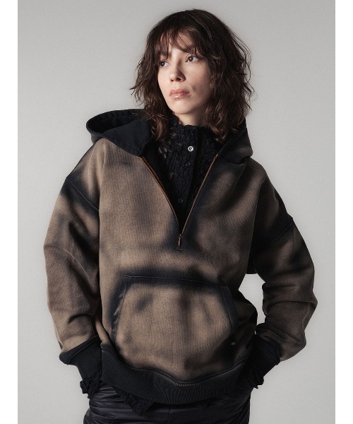 ELCHELE（エルチェレ）の「BLEACH DYE HALF ZIP HOODIE（スウェット・レディース・グレー/ブラック/ベージュ・36/38）」の4枚目の写真