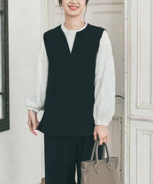 URBAN RESEARCH DOORS(アーバンリサーチドアーズ)の「スリットネックベスト(ベスト・レディース・ブラック・FREE)」の1枚目の写真