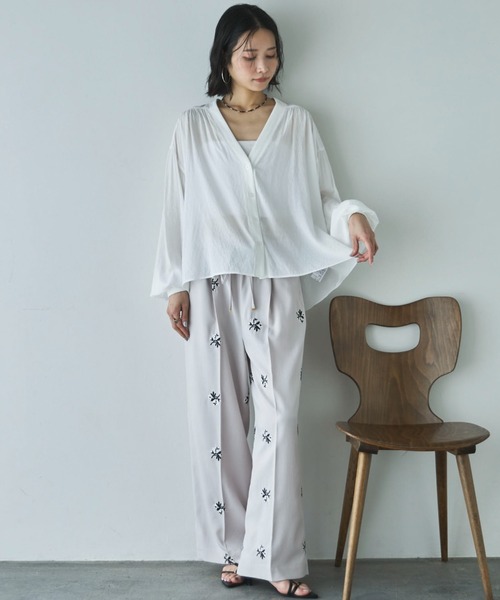 Doux archives（ドゥアルシーヴ）の「強撚糸シアーブラウスカーディガン（カーディガン/ボレロ・レディース・オフホワイト/グレイッシュベージュ/ブラック・FREE）」の4枚目の写真