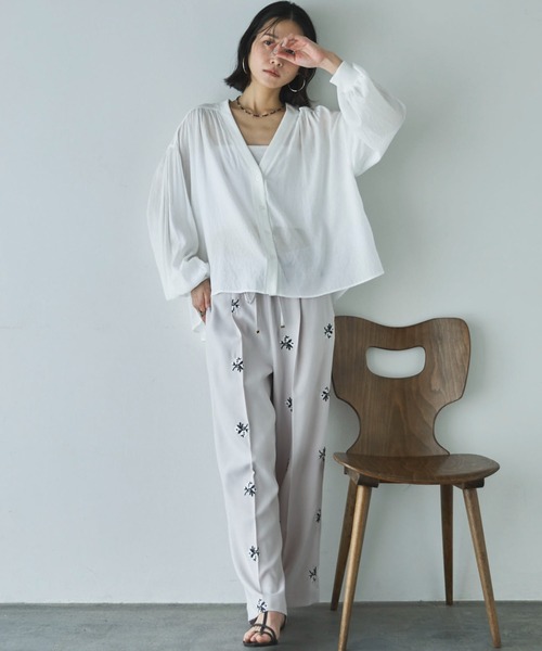 Doux archives（ドゥアルシーヴ）の「強撚糸シアーブラウスカーディガン（カーディガン/ボレロ・レディース・オフホワイト/グレイッシュベージュ/ブラック・FREE）」の5枚目の写真