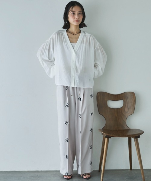 Doux archives（ドゥアルシーヴ）の「強撚糸シアーブラウスカーディガン（カーディガン/ボレロ・レディース・オフホワイト/グレイッシュベージュ/ブラック・FREE）」の6枚目の写真