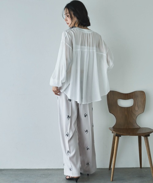 Doux archives（ドゥアルシーヴ）の「強撚糸シアーブラウスカーディガン（カーディガン/ボレロ・レディース・オフホワイト/グレイッシュベージュ/ブラック・FREE）」の10枚目の写真