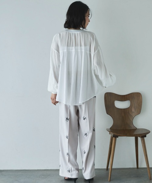 Doux archives（ドゥアルシーヴ）の「強撚糸シアーブラウスカーディガン（カーディガン/ボレロ・レディース・オフホワイト/グレイッシュベージュ/ブラック・FREE）」の11枚目の写真