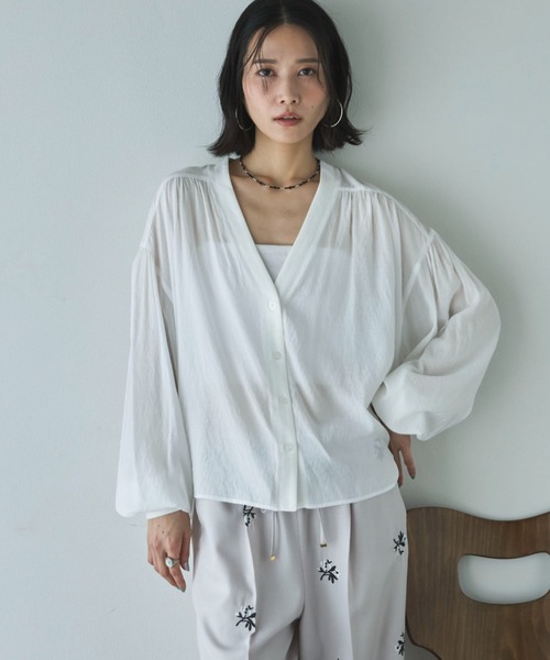 Doux archives（ドゥアルシーヴ）の「強撚糸シアーブラウスカーディガン（カーディガン/ボレロ・レディース・オフホワイト/グレイッシュベージュ/ブラック・FREE）」の13枚目の写真