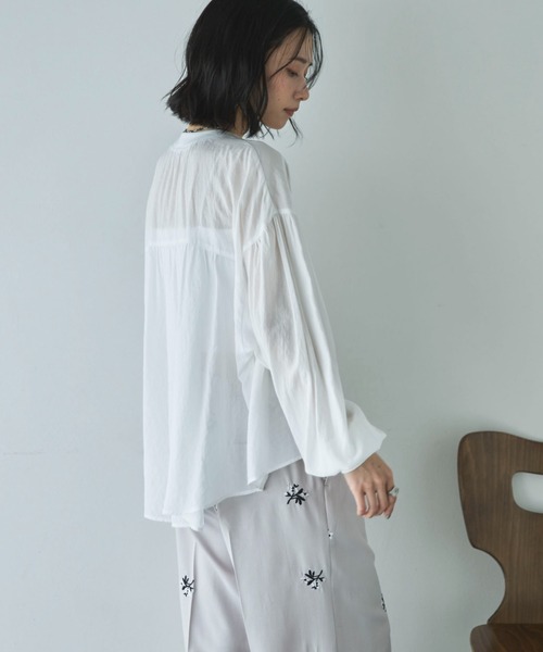 Doux archives（ドゥアルシーヴ）の「強撚糸シアーブラウスカーディガン（カーディガン/ボレロ・レディース・オフホワイト/グレイッシュベージュ/ブラック・FREE）」の20枚目の写真