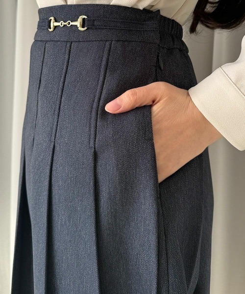 an another angelus（アンアナザーアンジェラス）の「ビット使いデニムライクプリーツスカート/fint フィント（デニムスカート・レディース・ブラック/インディゴブルー・FREE）」の3枚目の写真