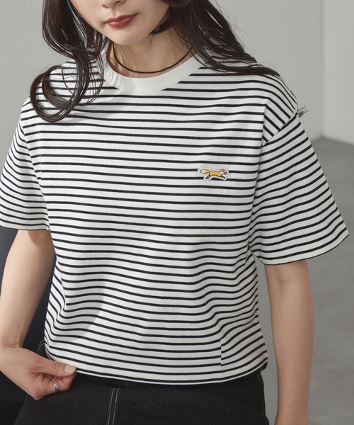 PENNEYS（ぺニーズ）の「PENNEYS/ペニーズ 別注 THE FOX ロゴ ワンポイント刺繍 ショート丈 半袖Tシャツ（Tシャツ/カットソー・レディース・ブラック/ホワイト系/ブルー/チャコールグレー/オフホワイト/ネイビー/ブラウン/レッド・L/M）」の2枚目の写真
