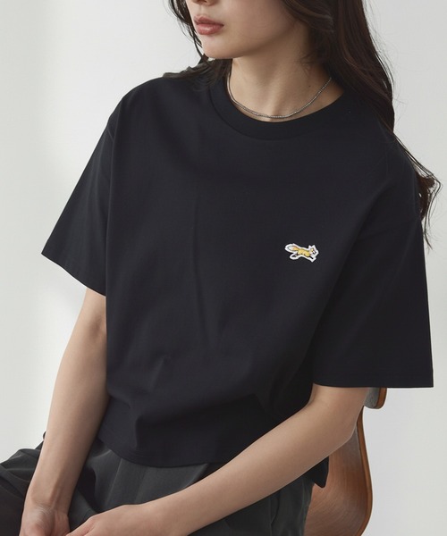 PENNEYS（ぺニーズ）の「PENNEYS/ペニーズ 別注 THE FOX ロゴ ワンポイント刺繍 ショート丈 半袖Tシャツ（Tシャツ/カットソー・レディース・ブラック/ホワイト系/ブルー/チャコールグレー/オフホワイト/ネイビー/ブラウン/レッド・L/M）」の3枚目の写真