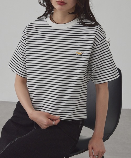 PENNEYS（ぺニーズ）の「PENNEYS/ペニーズ 別注 THE FOX ロゴ ワンポイント刺繍 ショート丈 半袖Tシャツ（Tシャツ/カットソー・レディース・ブラック/ホワイト系/ブルー/チャコールグレー/オフホワイト/ネイビー/ブラウン/レッド・L/M）」の11枚目の写真