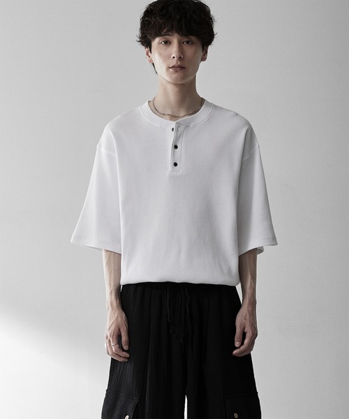RUUBON(ルーボン)の「【RUUBON】henley neck half sleeve Tee / ヘンリーネックハーフスリーブTシャツ(Tシャツ/カットソー・メンズ・チャコールグレー/ホワイト・M/L/S)」の2枚目の写真